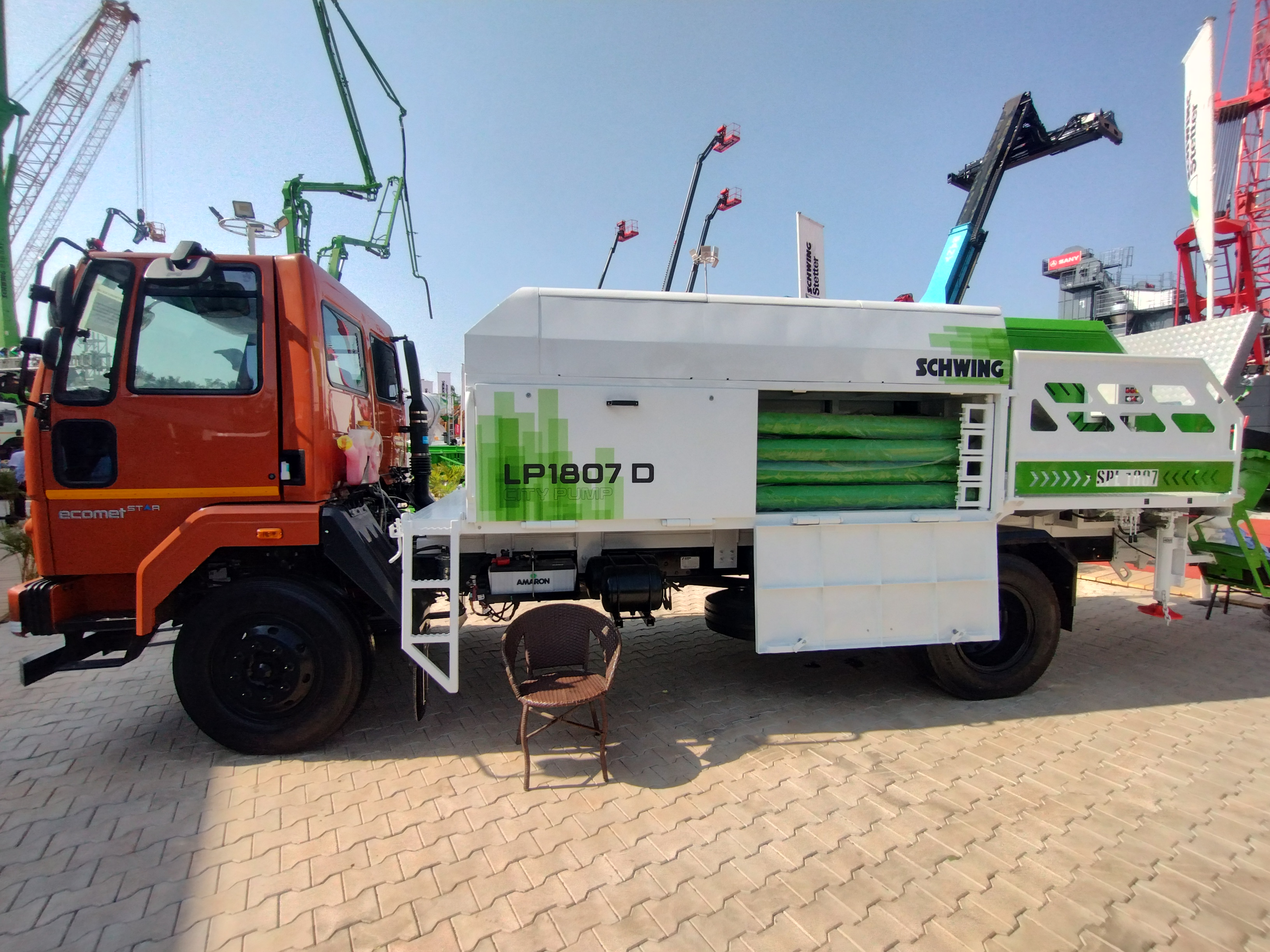 Yeni model Schwing beton pompası